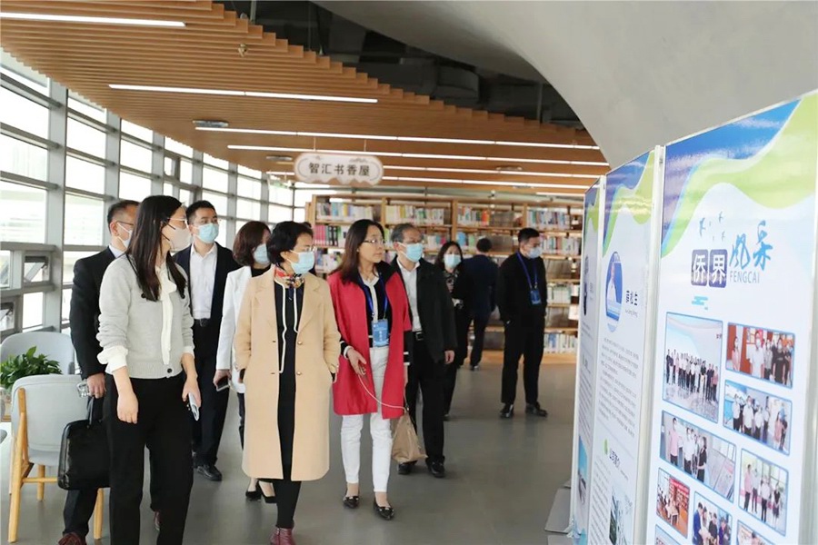 活動前，與會人員一起參觀了沙洲優（yōu）黃文化園、江蘇多維科技有限公司、保稅區（qū）“人之峰”僑胞之家